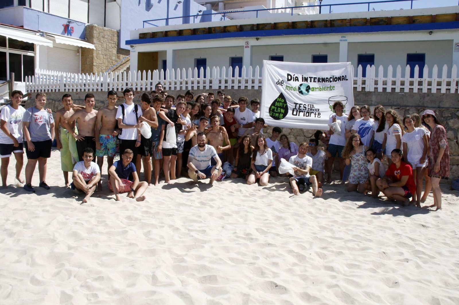 Imagen de los 60 alumnos del Francisco Javier de Uriarte esta mañana, durante la actividad, en la playa de Fuentebravía.