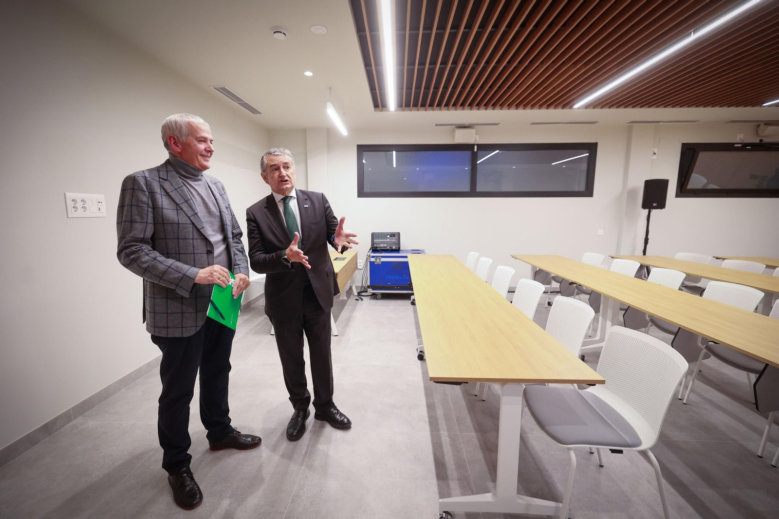 Antonio Sanz (derecha) conversa con José Sánchez Gámez, secretario general de Satse Andalucía, en la nueva sede del sindicato en Cádiz.