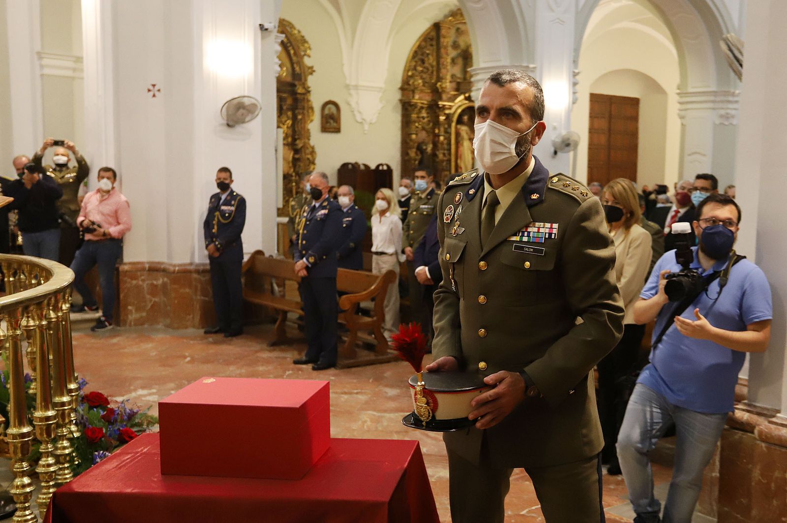 Imágenes de la ofrenda de la Guardia Real a la Virgen de la Cinta en la Catedral