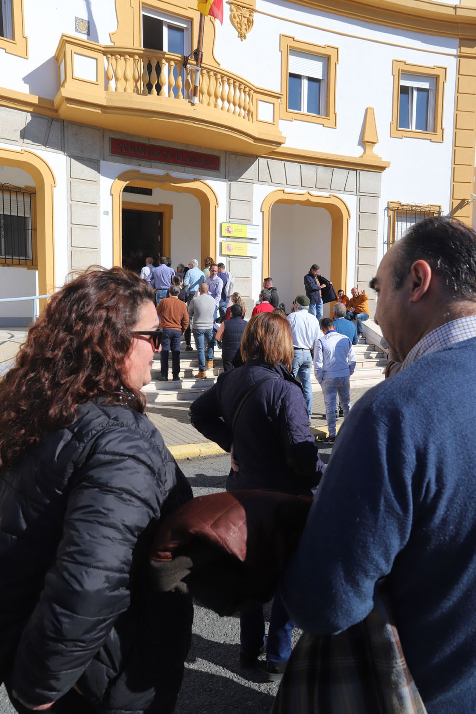 Imágenes de las largas colas para recoger las invitaciones para visitar el submarino Tramontana