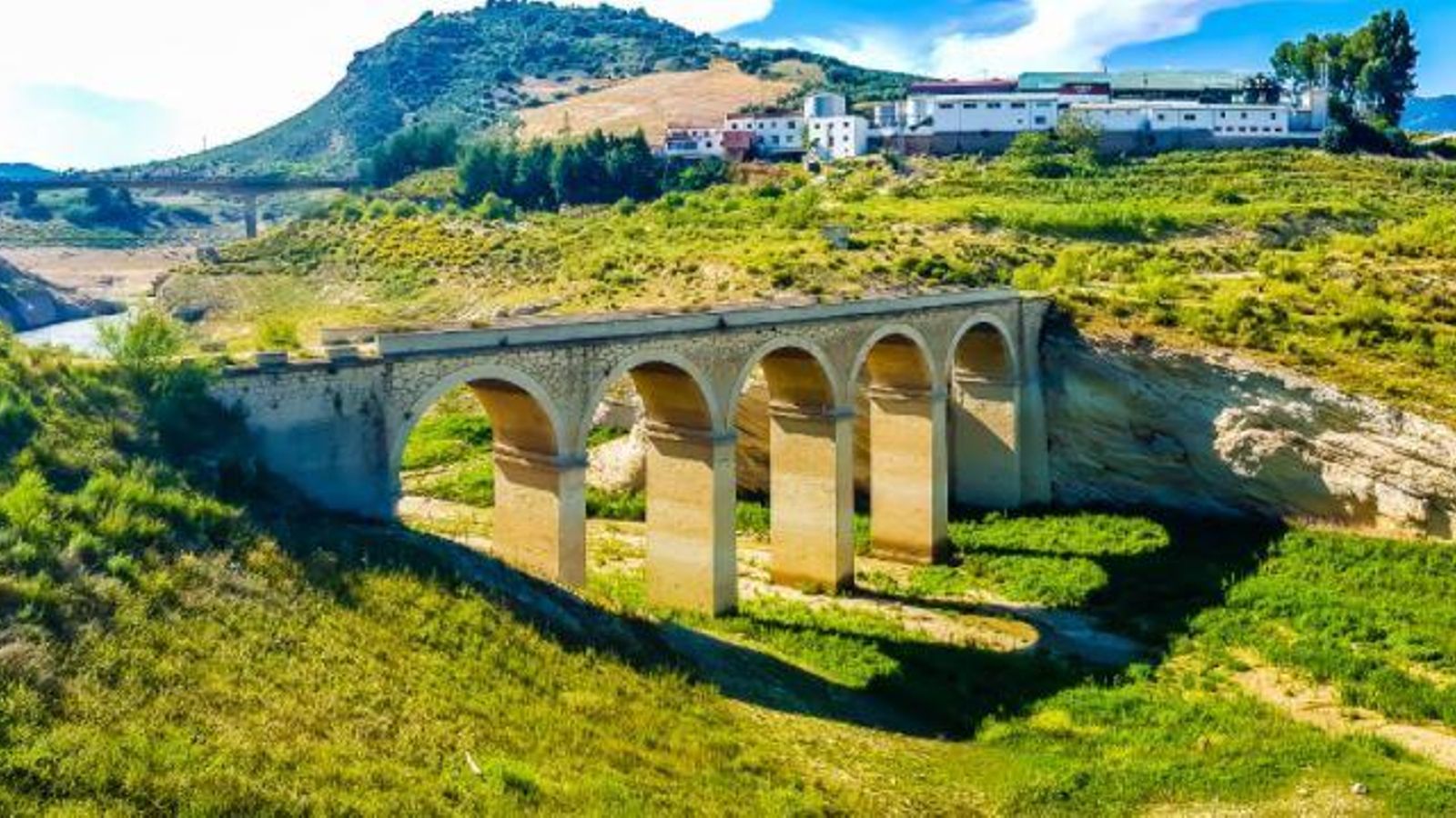 El puente del Molinillo, intacto. El puente del Molinillo, intacto.