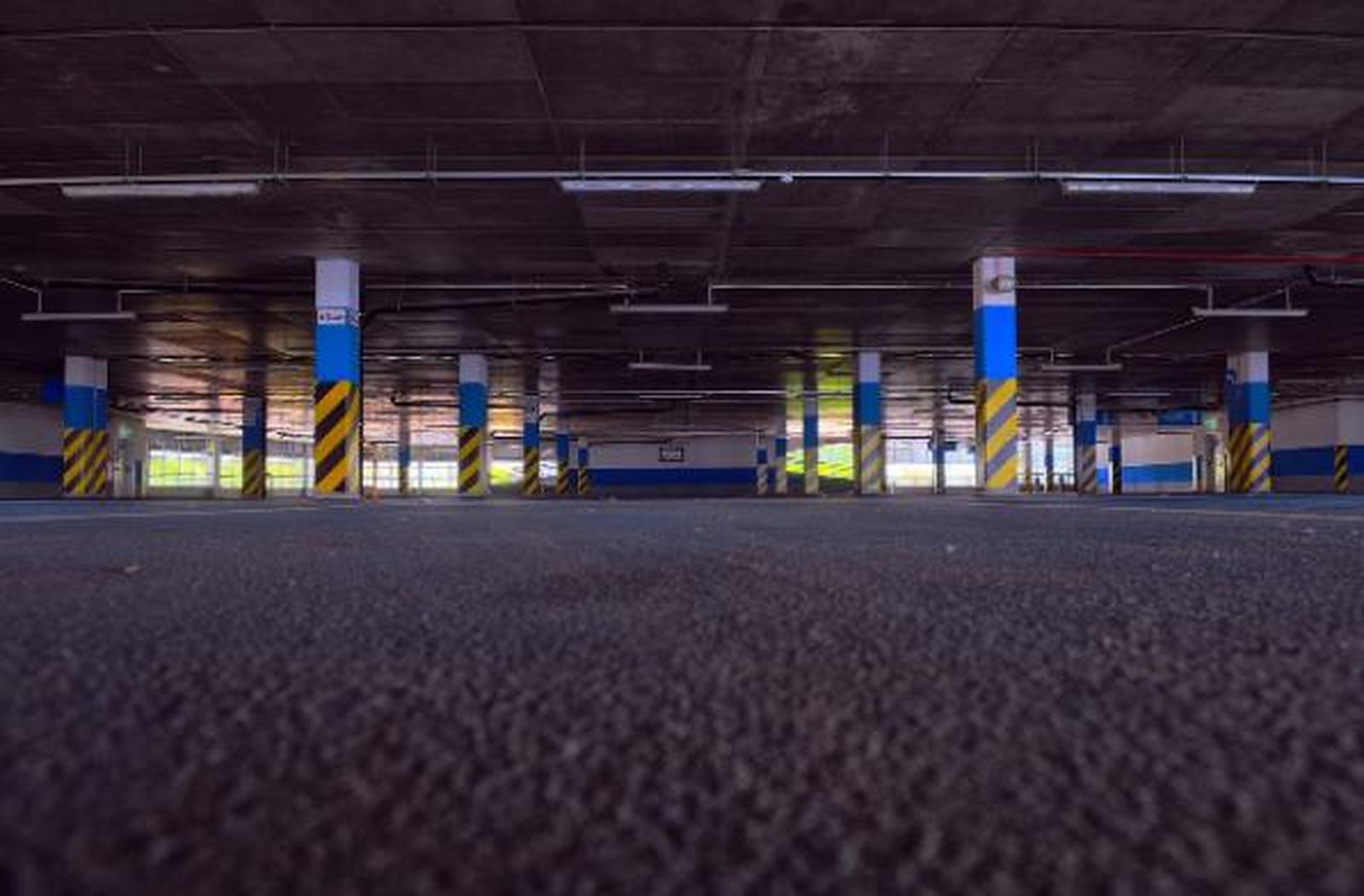 Interior de un parking.