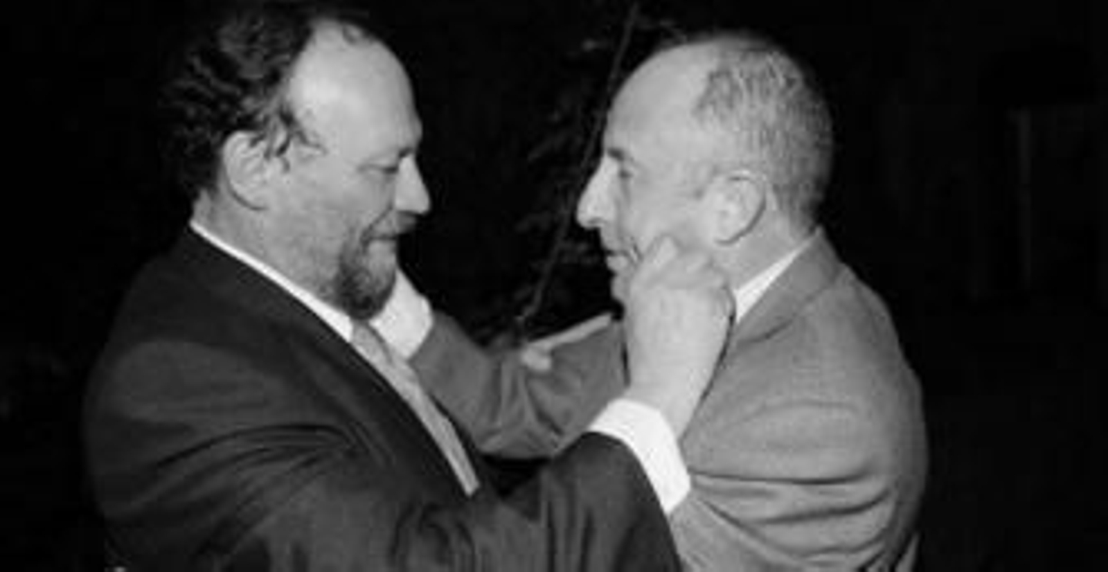 El rector saliente, David Aguilar, felicita al ganador de las elecciones universitarias, Francisco González Lodeiro.