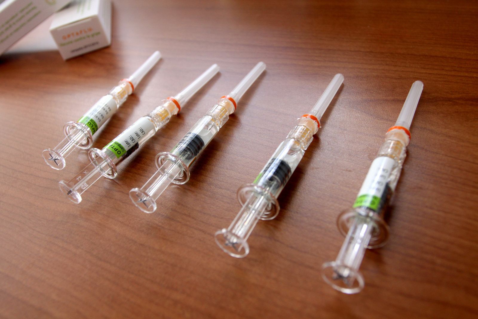 Dosis de vacuna antigripal, preparadas en un centro de salud.