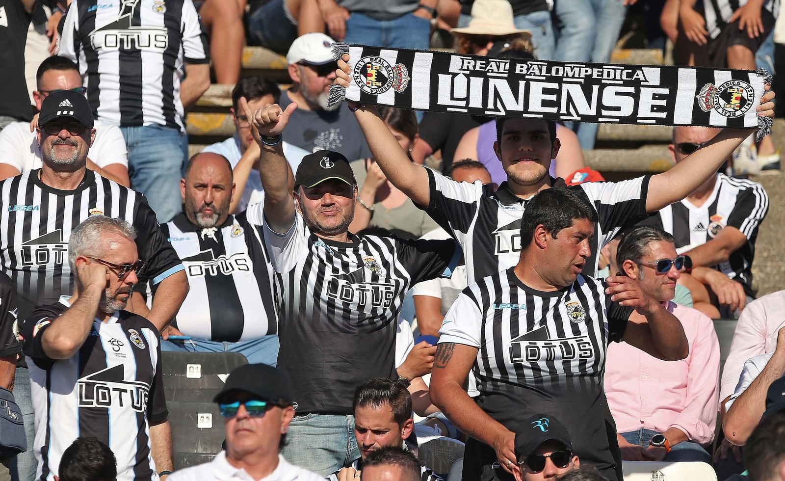 Fotos de la afición durante el Balona - Algeciras en el estadio municipal de La Línea