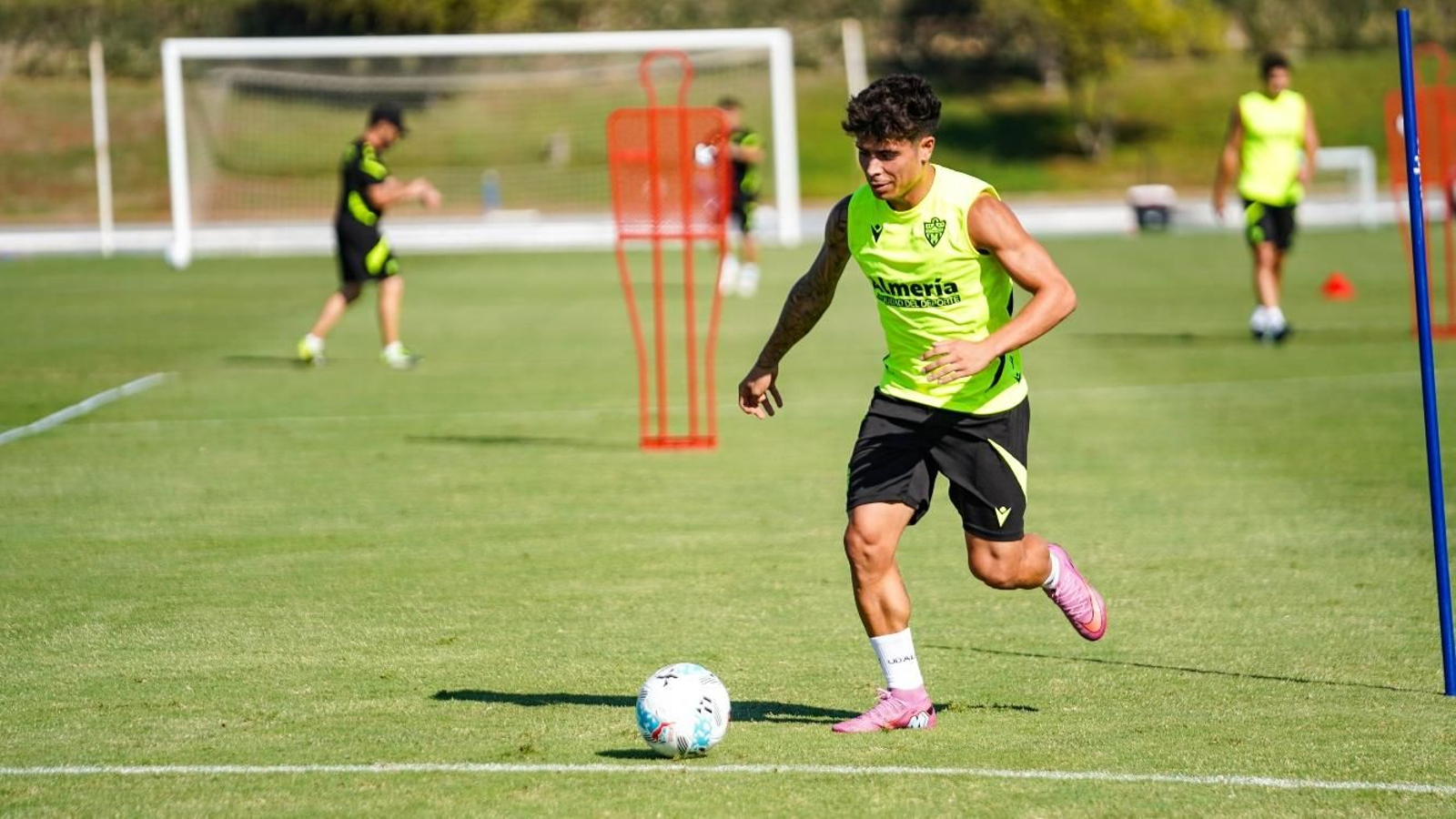 Nico Melamed busca el disparo en uno de los ejercicios del equipo rojiblanco.