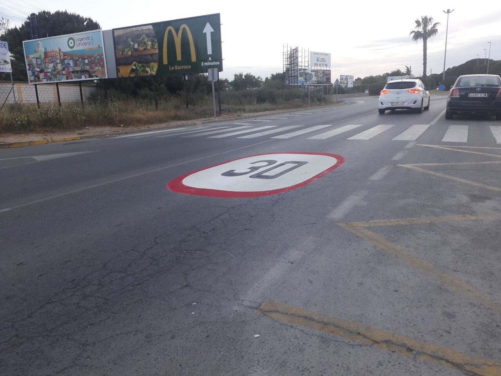 Indicación de 30 kilómetros por hora en la carretera del Molino Viejo en Chiclana