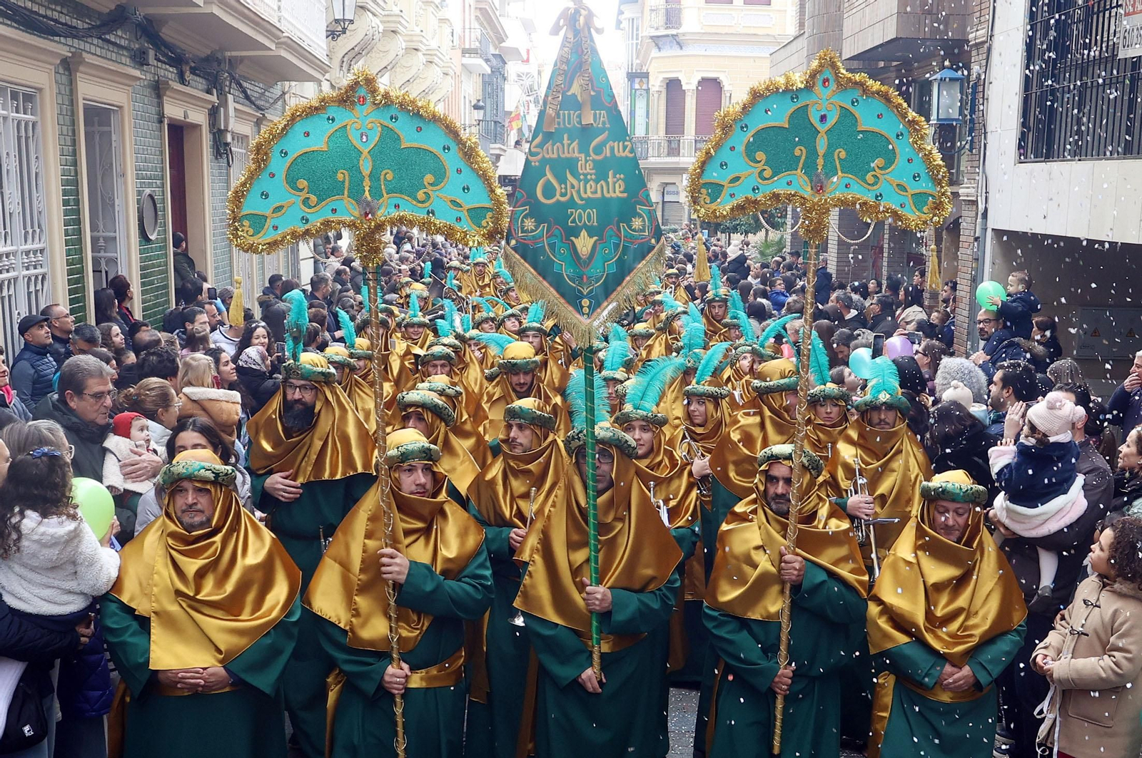 Imágenes del recorrido en camello de los Reyes Magos acompañados de la Estrella de la Ilusión y del Heraldo Real
