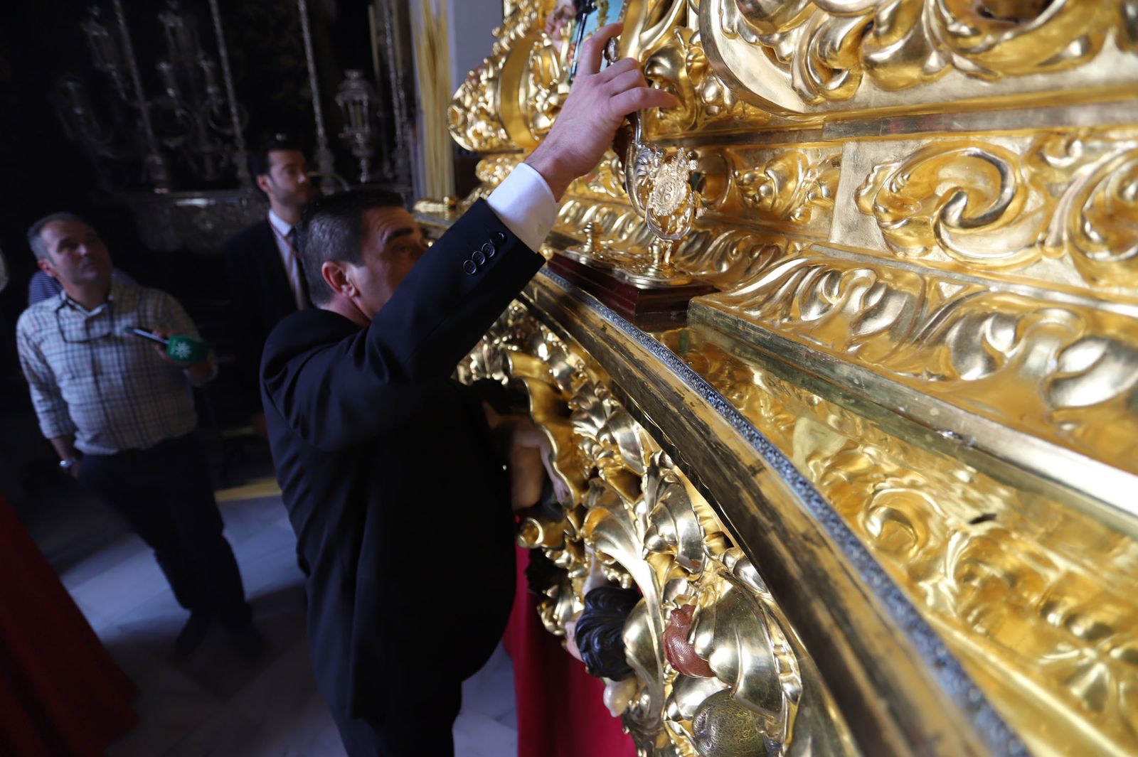 Imágenes del recorrido de la Borriquita  por las calles de Huelva