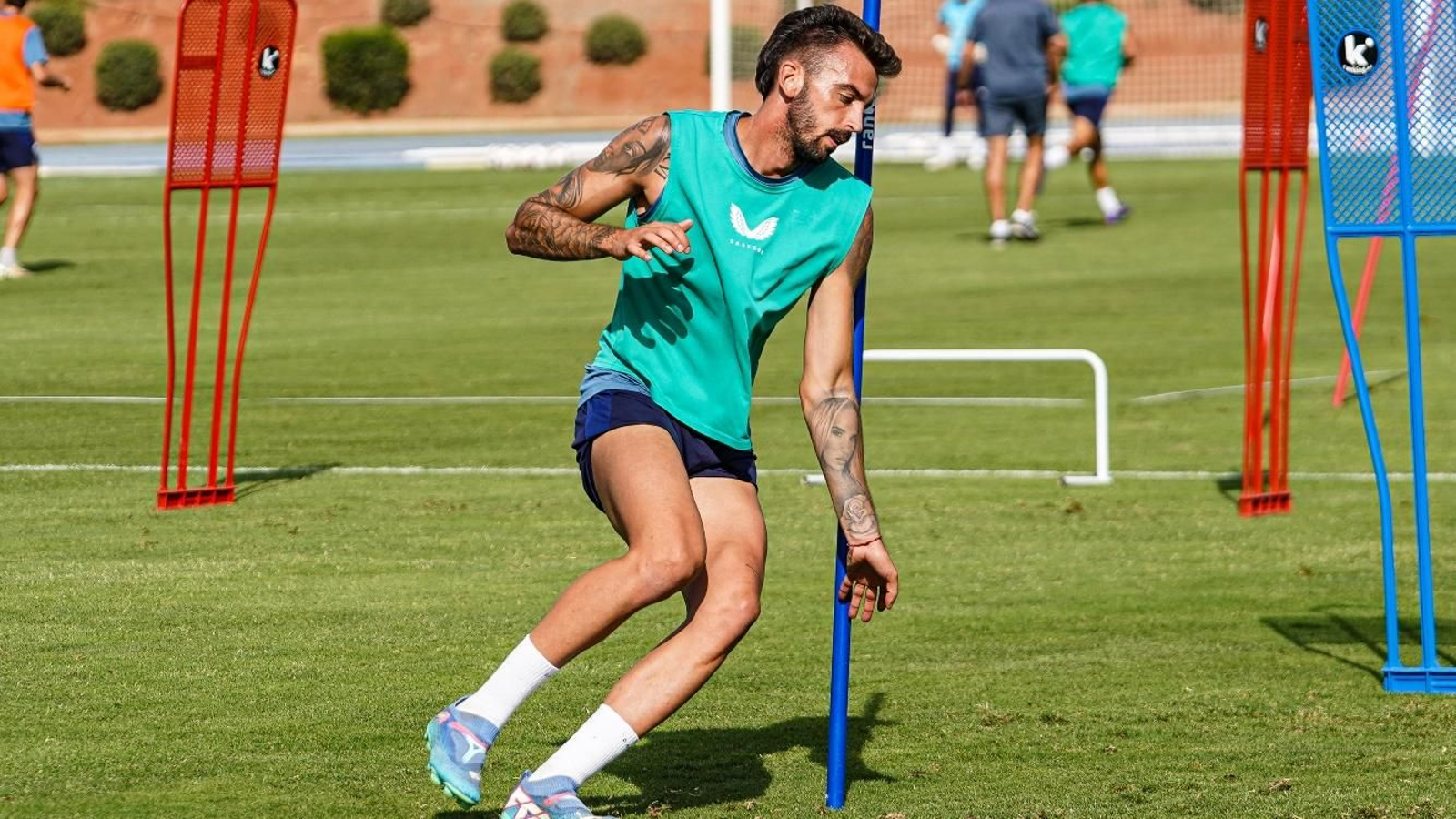 Álex Centelles se ejercita junto con el resto de sus compañeros.