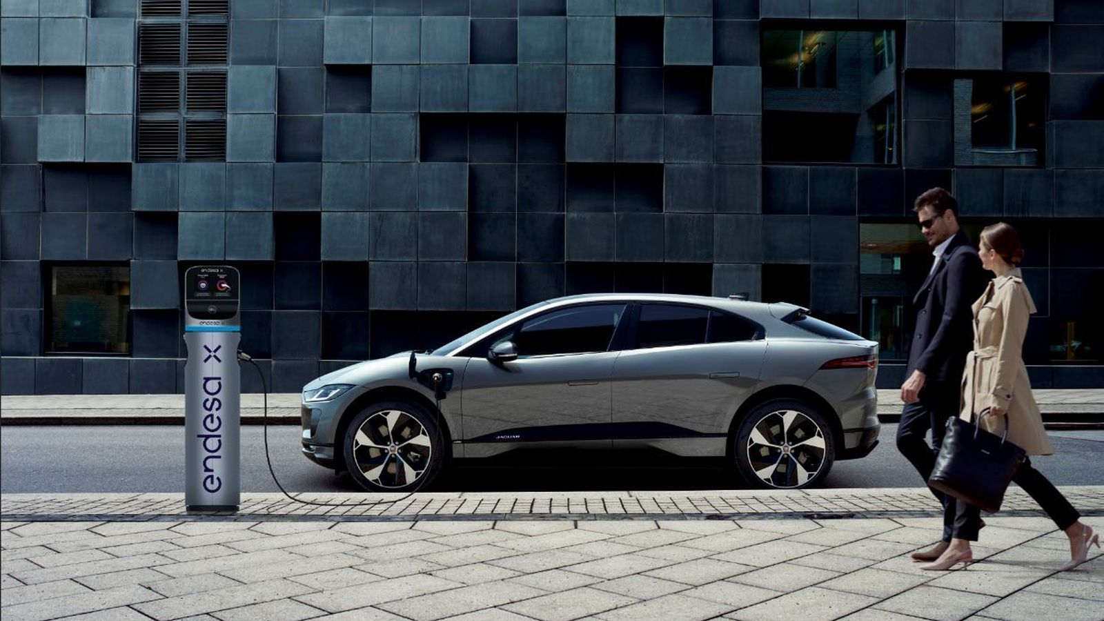 Durante tres meses, los compradores de vehículos electrificados de Jaguar y Land-Rover podrán contar con acceso gratuito a la red de recarga pública de Endesa X.
