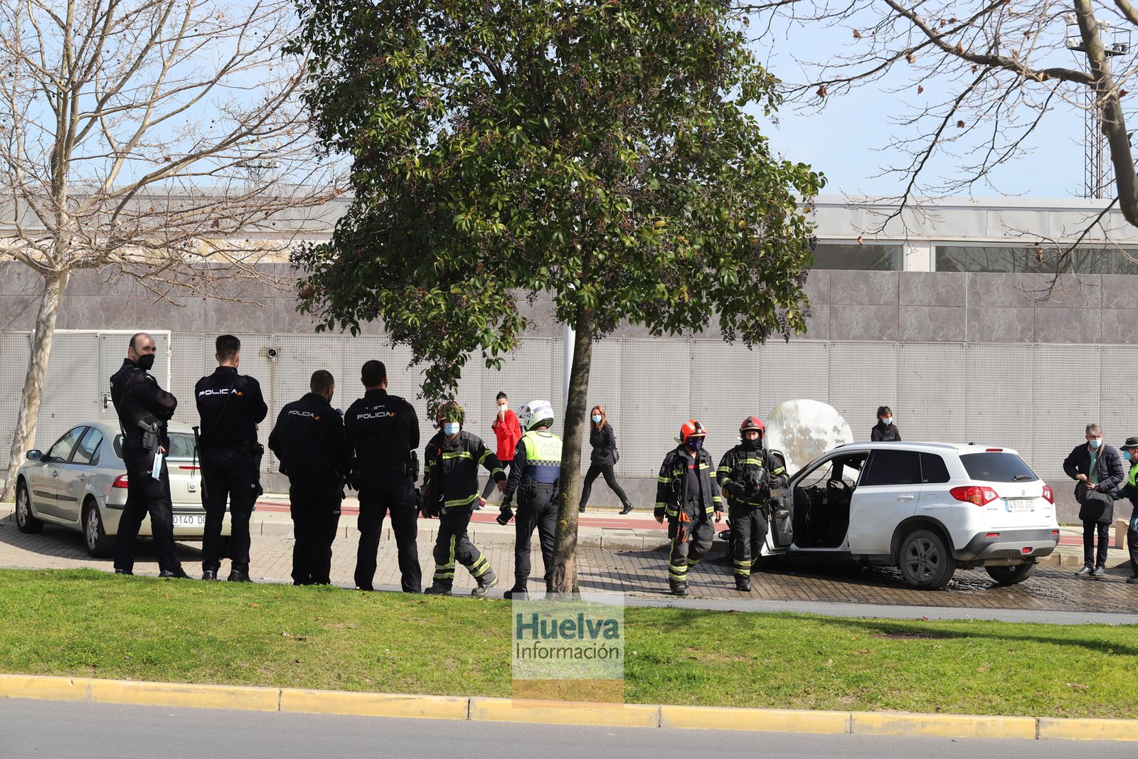 Arde un vehículo en la calle Honduras, junto a las instalaciones deportivas del Saladillo