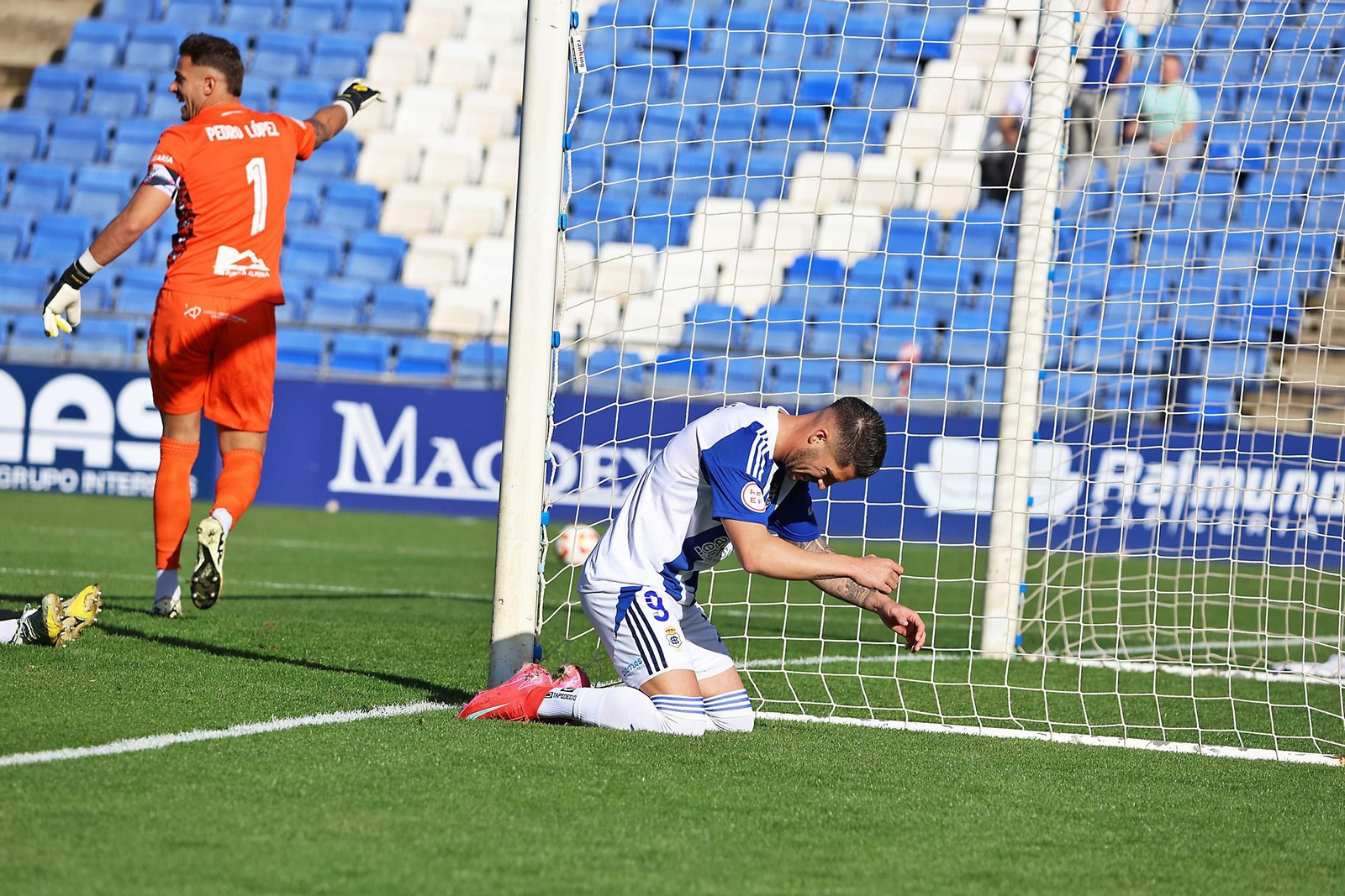 Caye Quintana se lamenta tras fallar una ocasión.