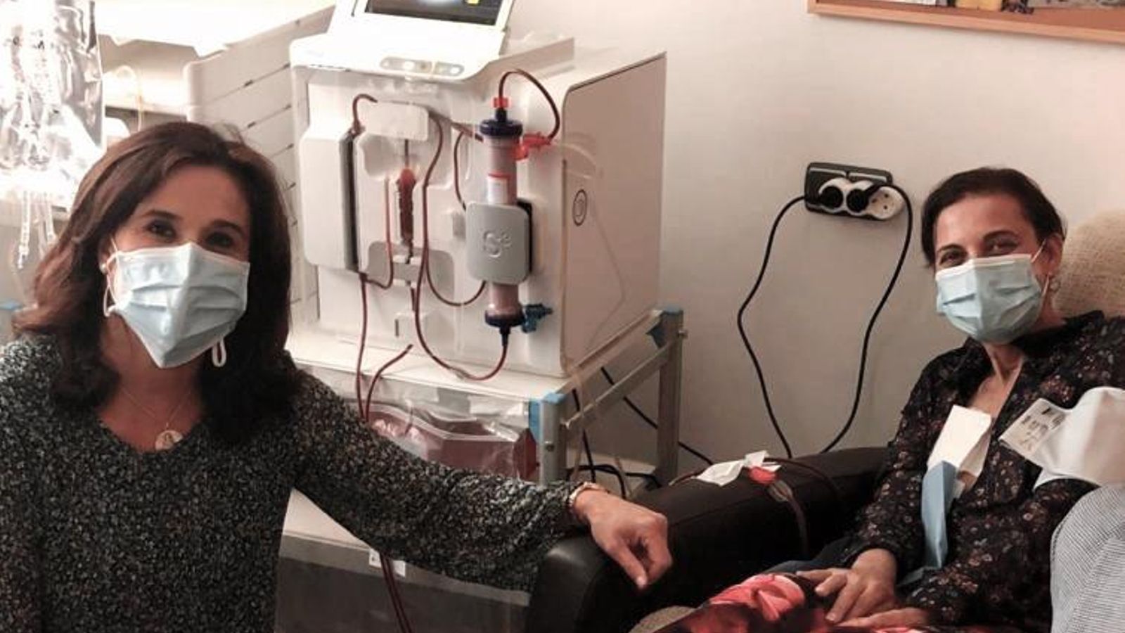 María del Carmen Mendoza en su casa junto a la enfermera del Hospital Juan Ramón Jiménez, Salbi Gómez.