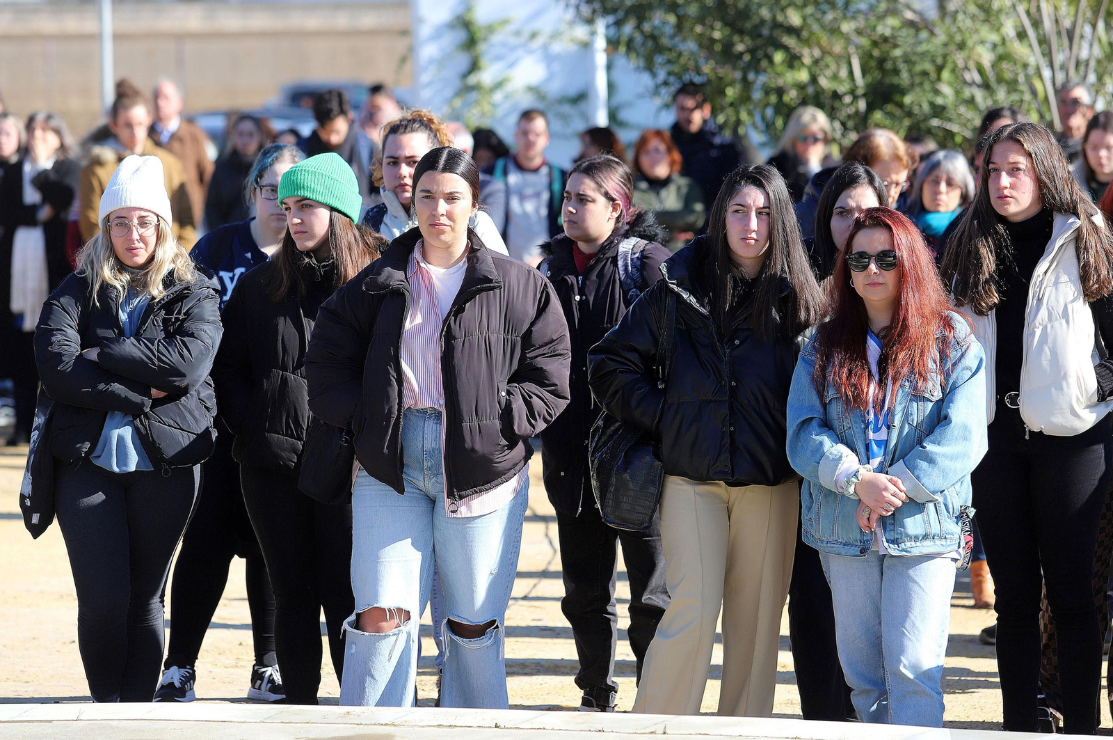 Imágenes del minuto de silencio guardado en la Universidad de Huelva en memoria de los estudiantes fallecidos en el incendio