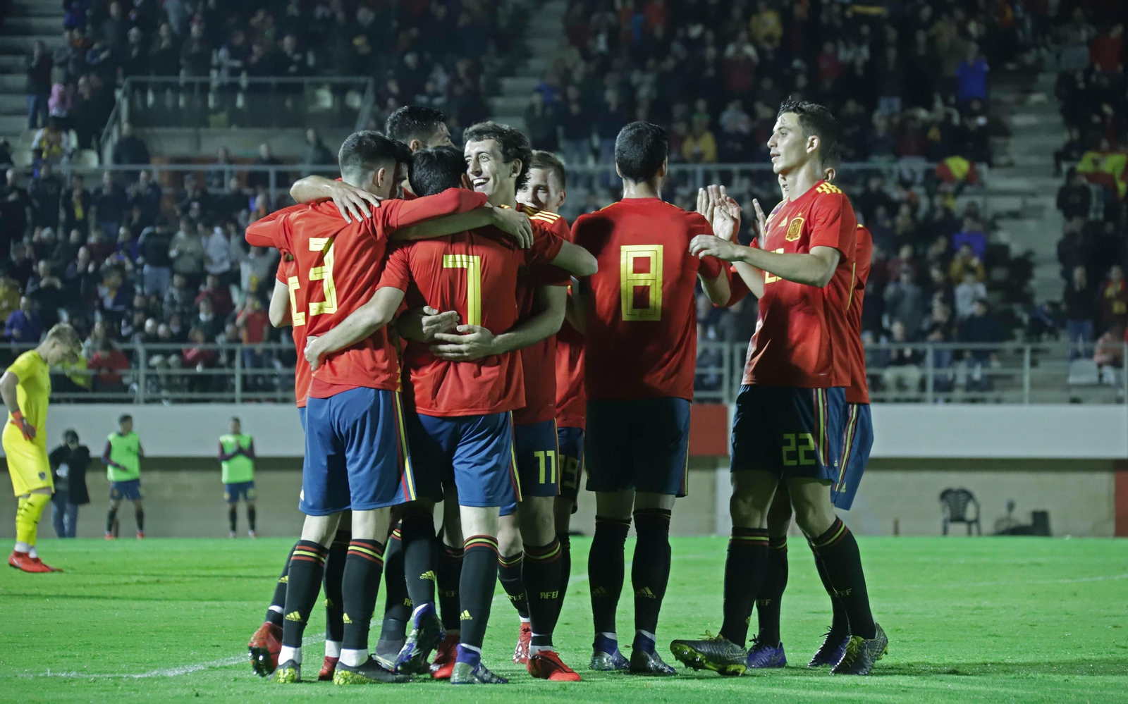 Los jugadores de 'La Rojita' celebran uno de sus goles en el Nuevo Mirador.