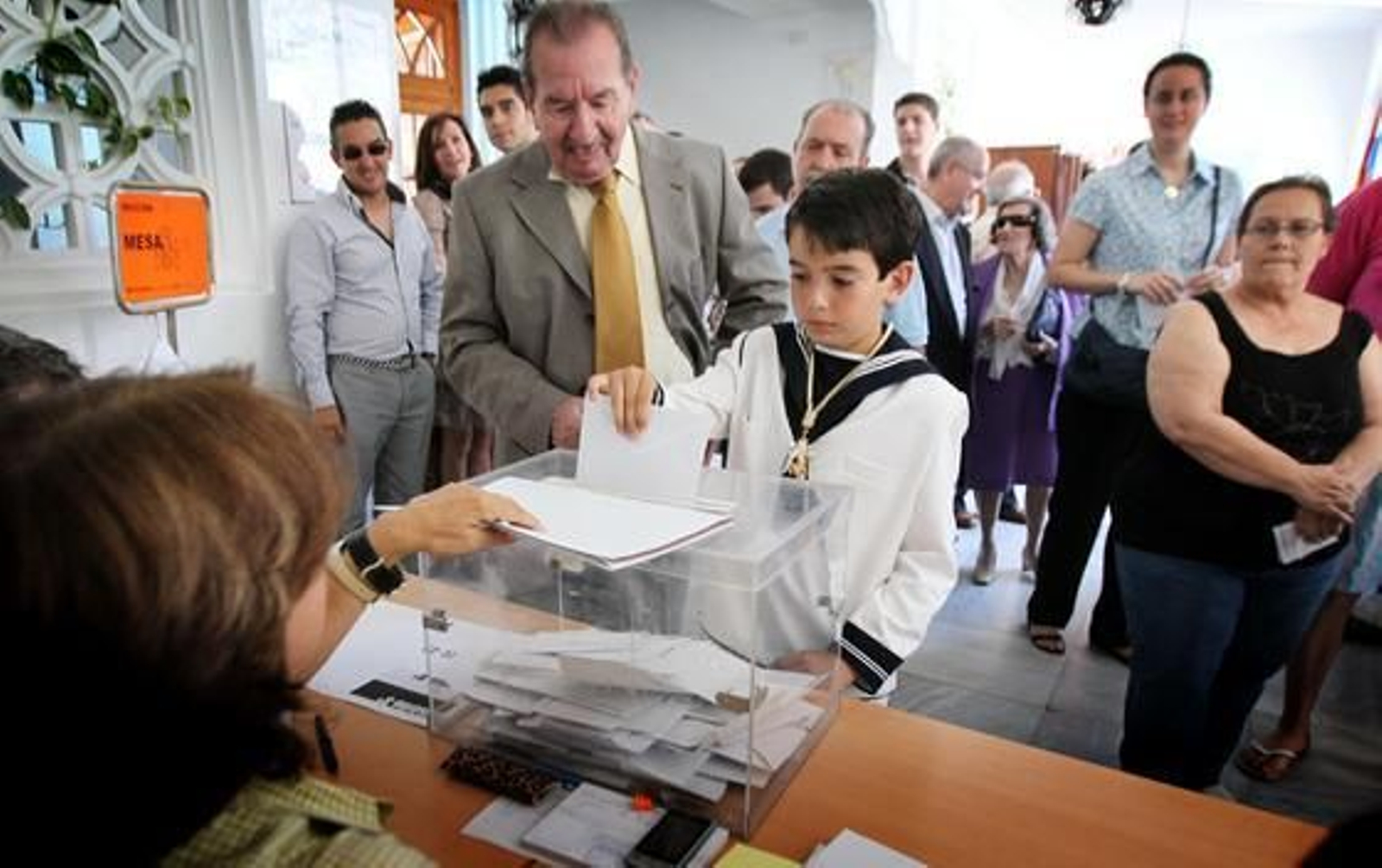 Javier deposita con gesto serio el voto de su abuelo, Francisco Parra, ayer en el colegio electoral de Isabel La Católica.

Foto: Miguel Ángel González