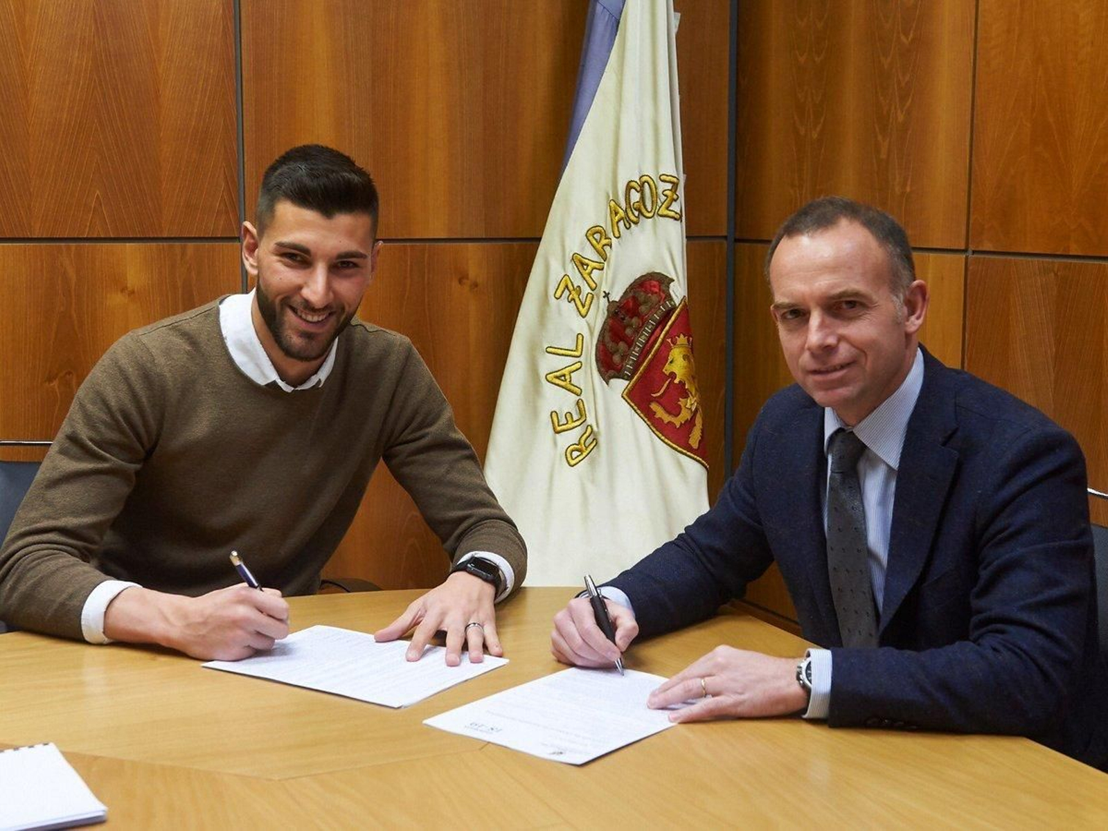 El exalgecirista Álvaro Ratón firma su renovación con el Real Zaragoza.