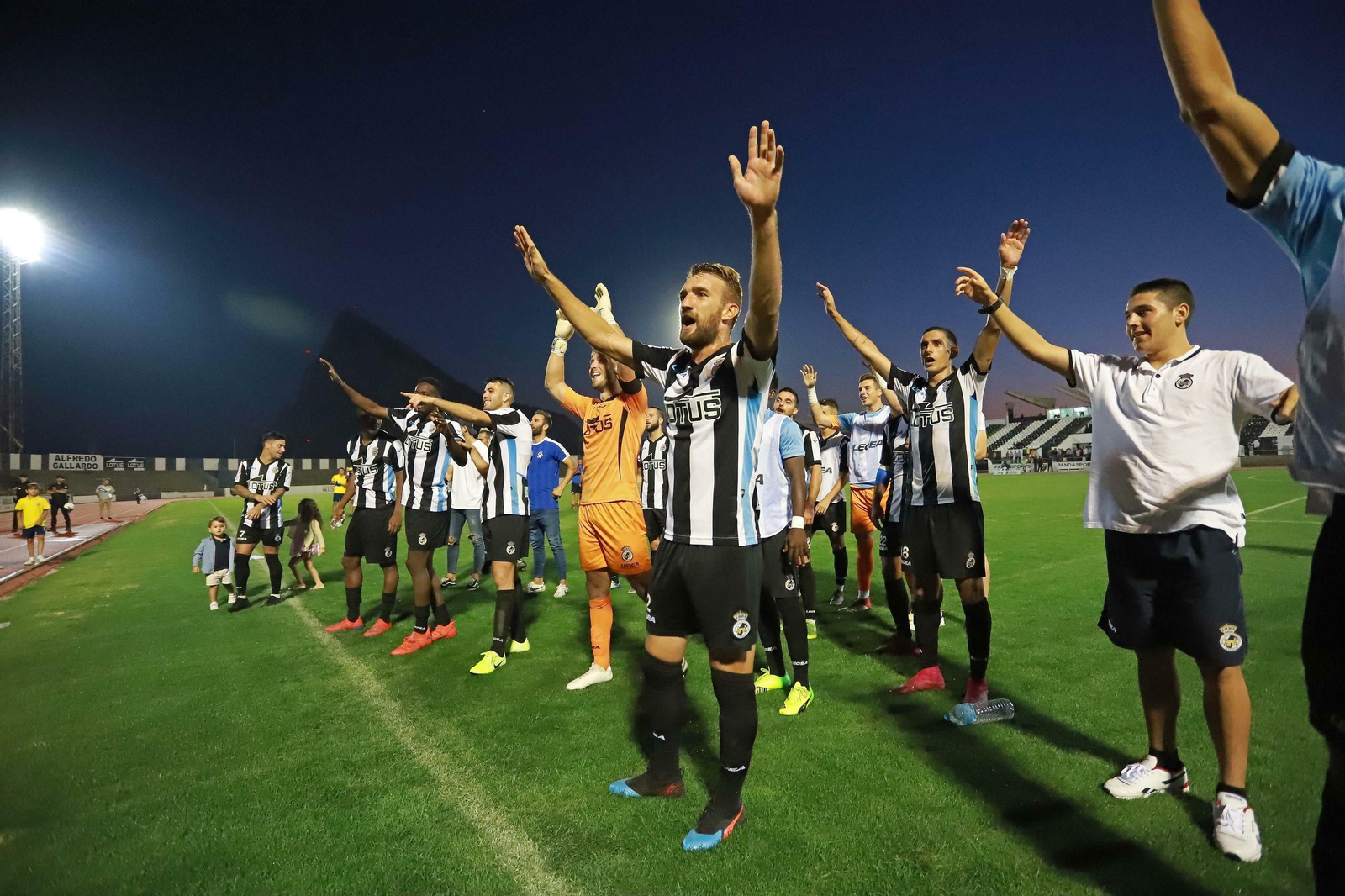 Jugadores de la Balona festejan un triunfo con sus aficionados