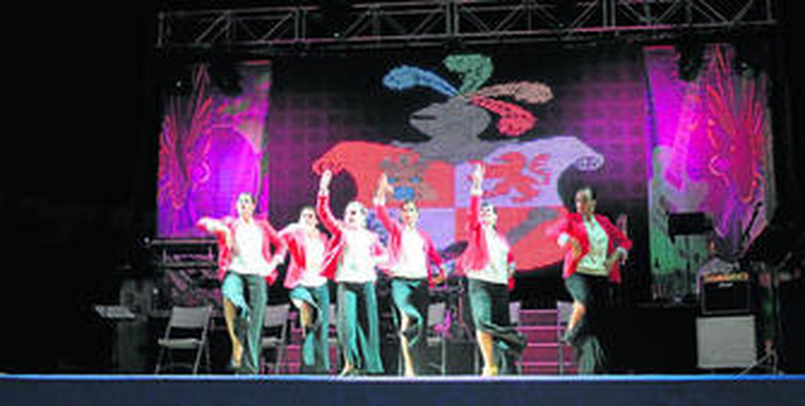 Los alumnos de la Escuela de Baile Alboradin bailaron durante el transcurso de la gala de coronación del reinado de la Feria 2013.