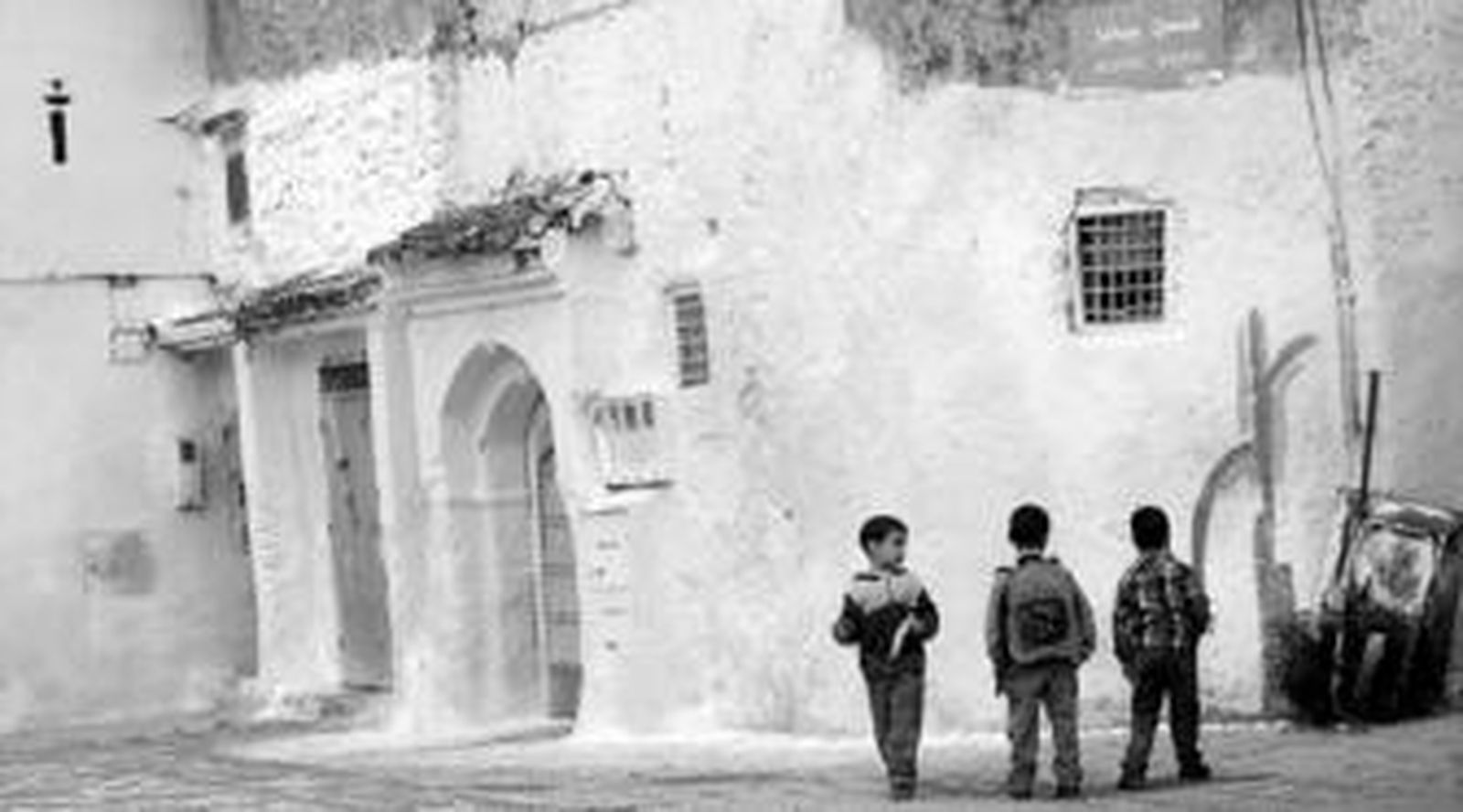 Varios niños de Chauen en una céntrica plaza de la localidad del norte marroquí.
