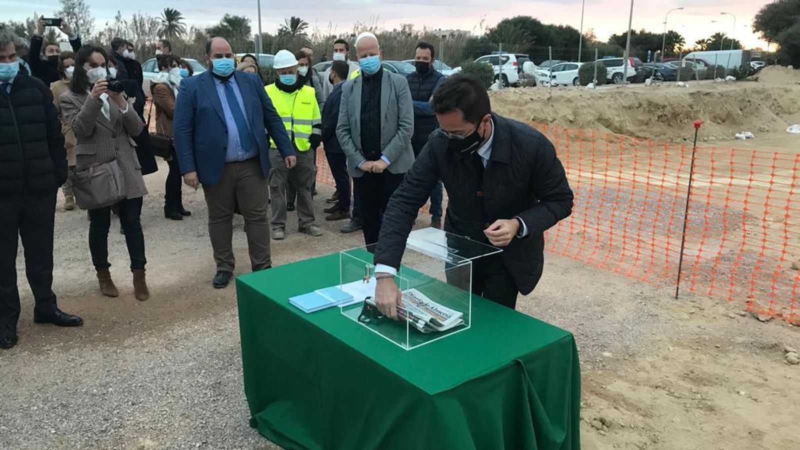 Francisco Góngora introduce un ejemplar de Diario de Almería en la urna de la 'primera piedra'.