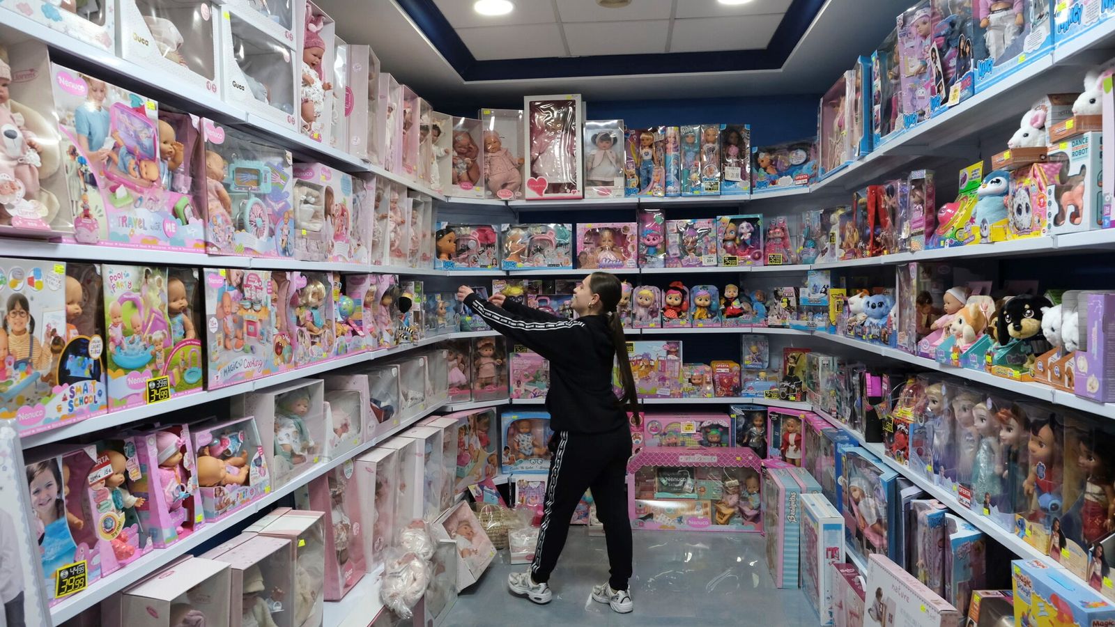 Jugueterías preparadas para la temporada de más ventas de todo el año; últimas novedades, clásicos y artículos llenos de nostalgia entre libros que también buscan su hueco