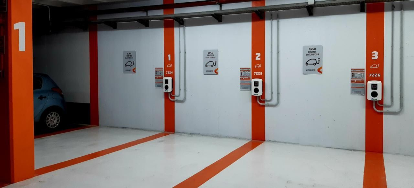 Imagen de los tres puestos de recarga para los coches eléctricos instalados en Jerez