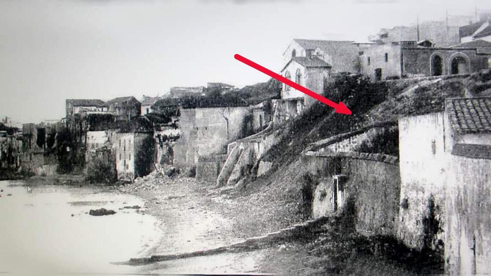 El acantilado y la ribera donde luego se construyó el Paseo Marítimo y La Escalinata. El lugar que ocupó se señala con una flecha. Año 1915.