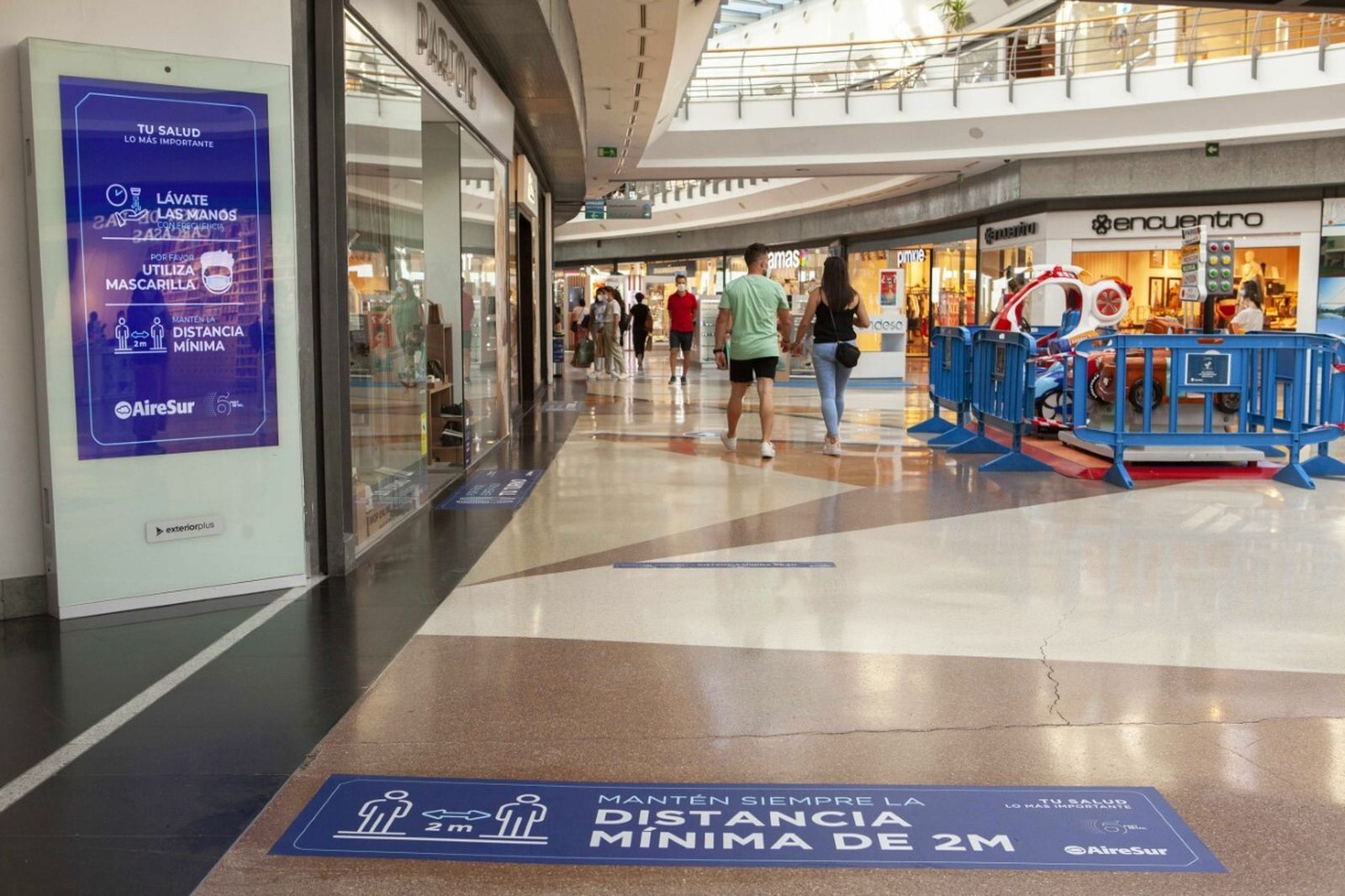 En todo el centro comercial han habilitado señalización especial para mantener las distancias de seguridad.