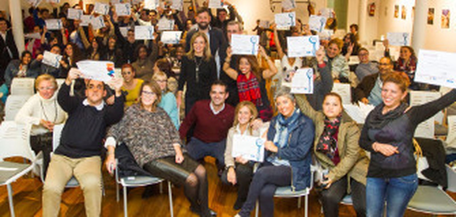 El alcalde entrega los diplomas a los 102 participantes en los talleres de formación ocupacional del Plan Urban