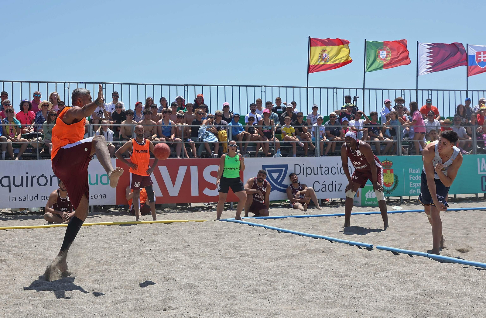 Fotos del domingo en el Internacional de España de balonmano playa de La Línea