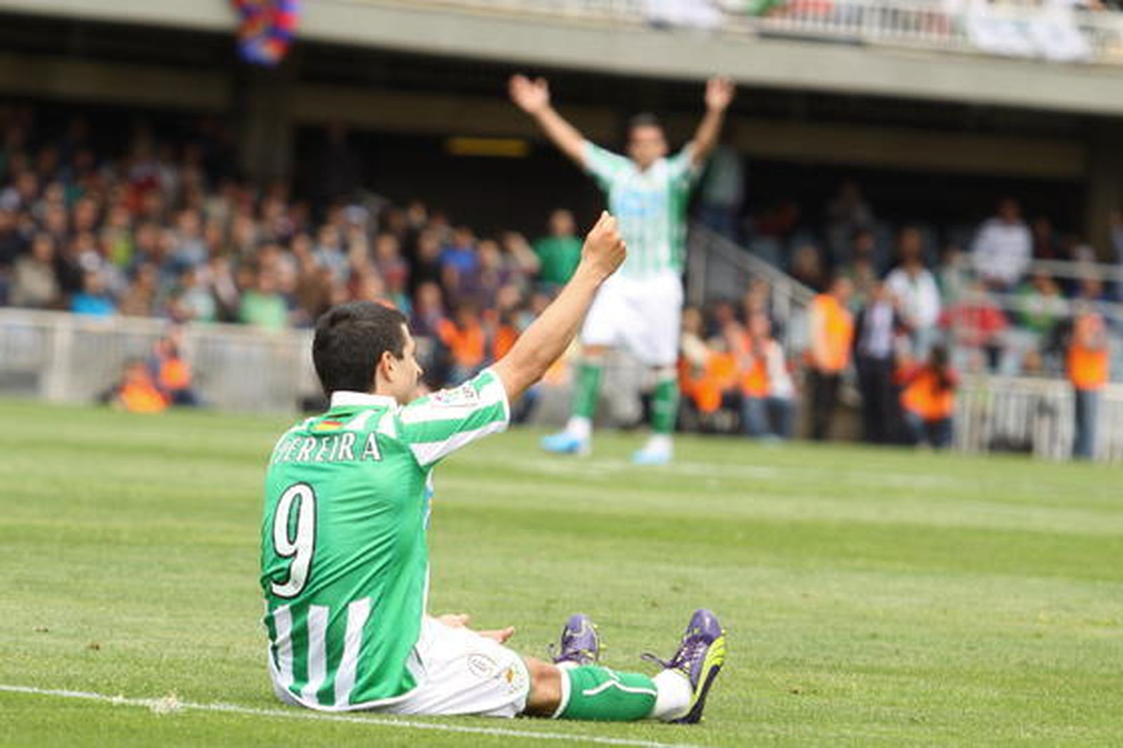 Jonathan Pereira reclama una tarjeta amarilla para un rival. / LOF