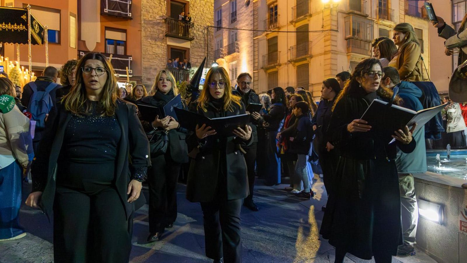 Luto y duelo en la noche del Viernes Santo, en imágenes