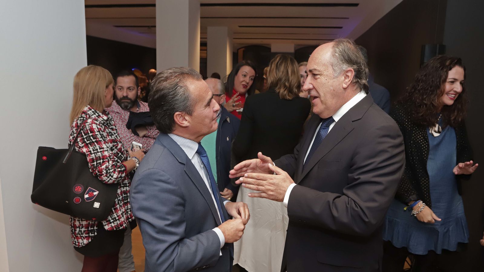 Inauguración de la nueva oficina de La Caixa en imágenes