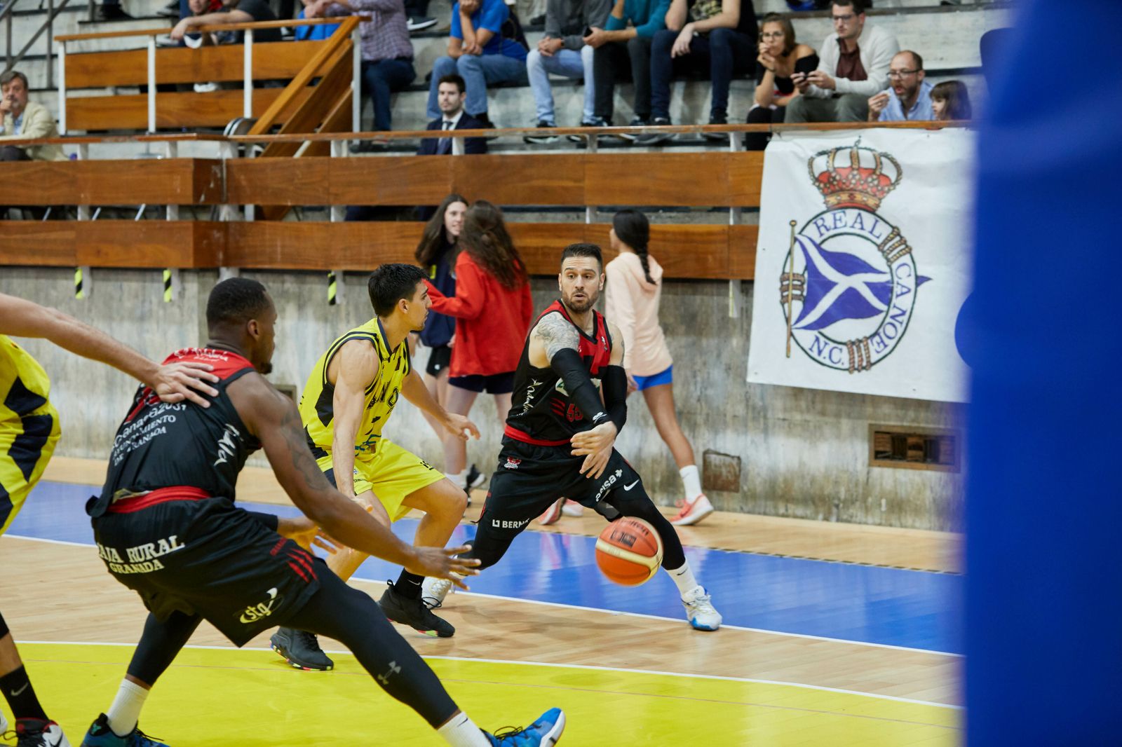 Kapelan le mete un balón a Watson