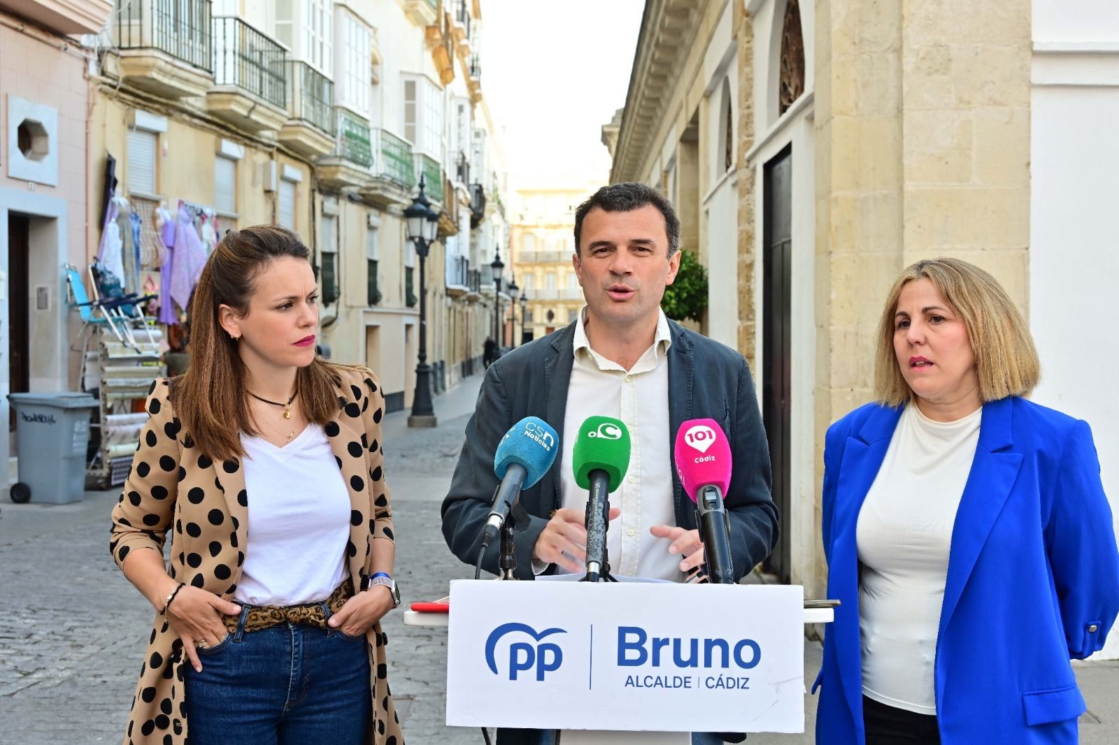 Bruno García, junto a Beatriz Gandullo y Loli Pavón, en la rueda de prensa de este viernes.