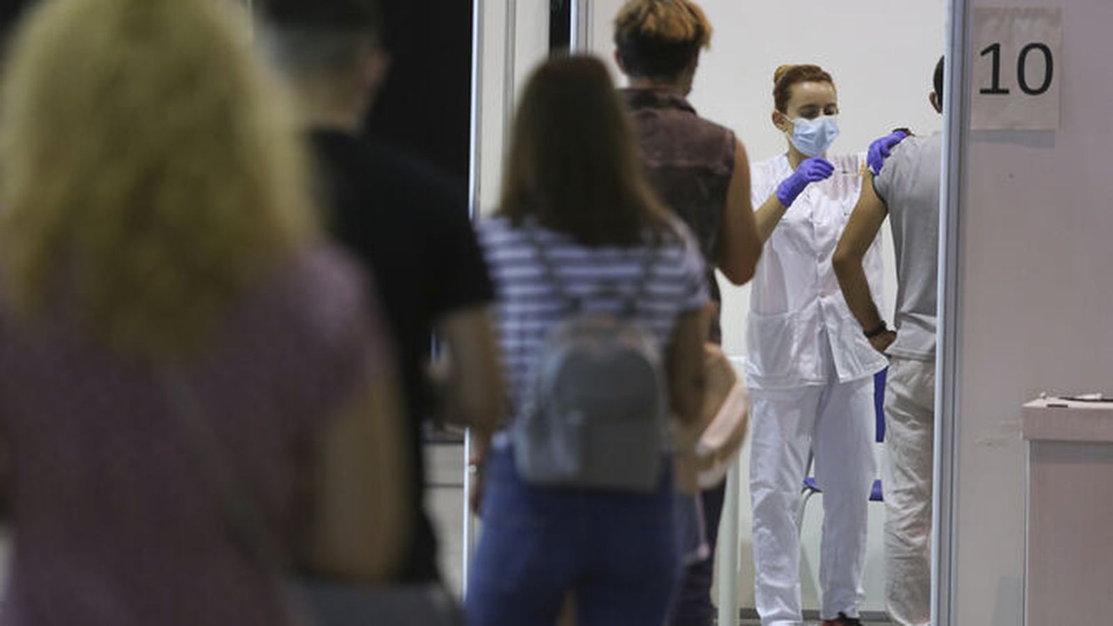 Personas esperando su turno para ser vacunadas contra el Covid en el Palacio de Ferias de Málaga.