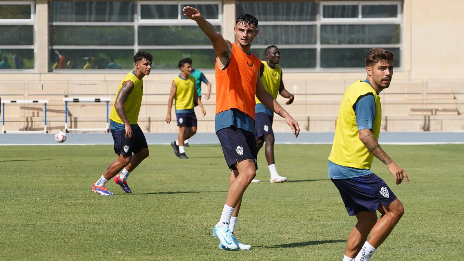 El lateral catalán, en su regreso a los entrenamientos con el Almería.