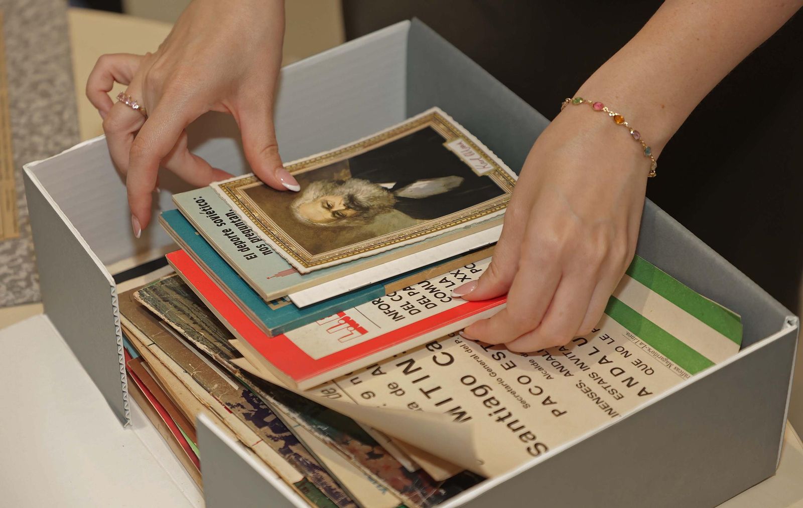Donanción de la biblioteca y el fondo domucomental de Paco Esteban a la UCA, en imágenes