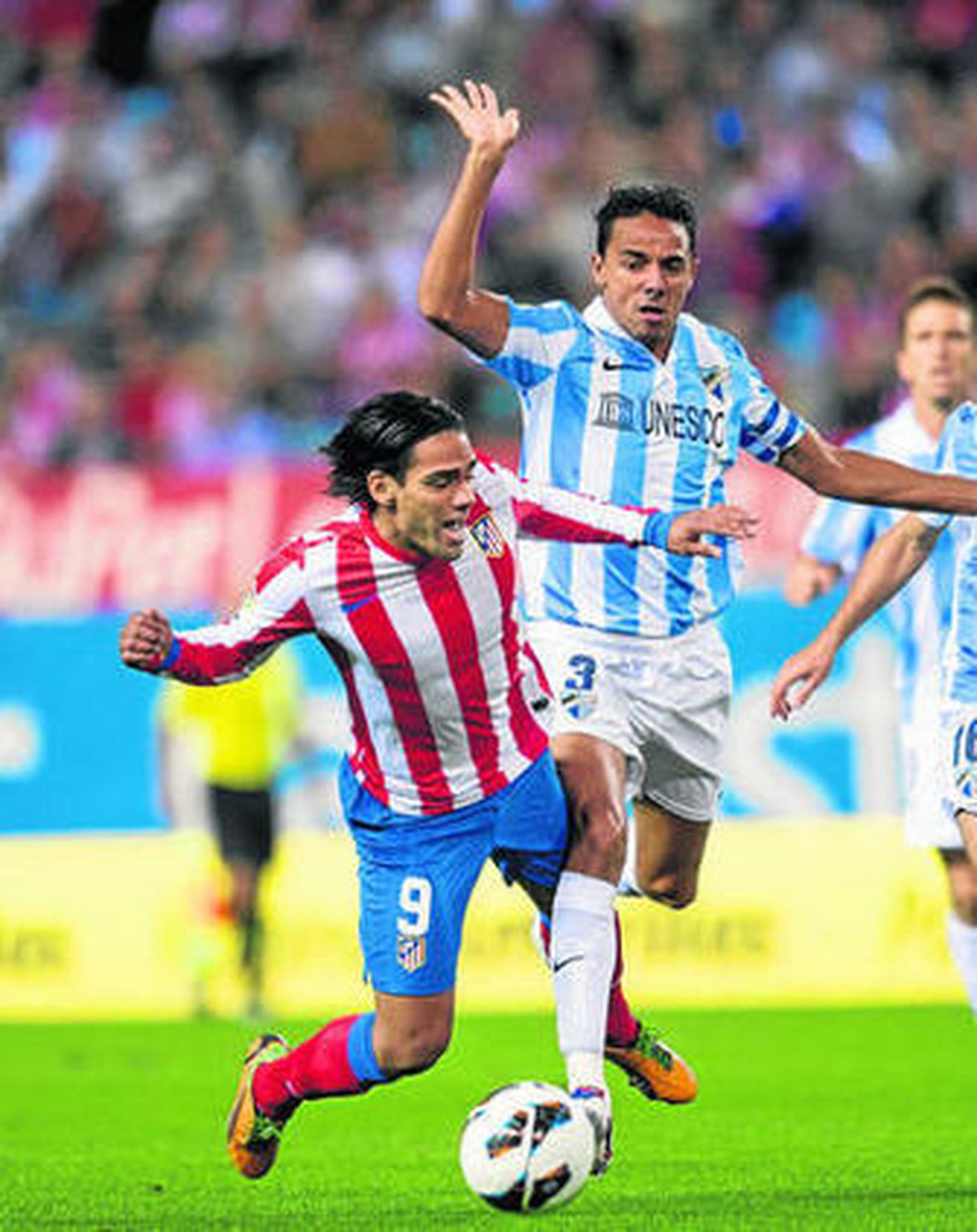 Falcao cae en un choque con Weligton, en una acción del partido de ayer en el Vicente Calderón.