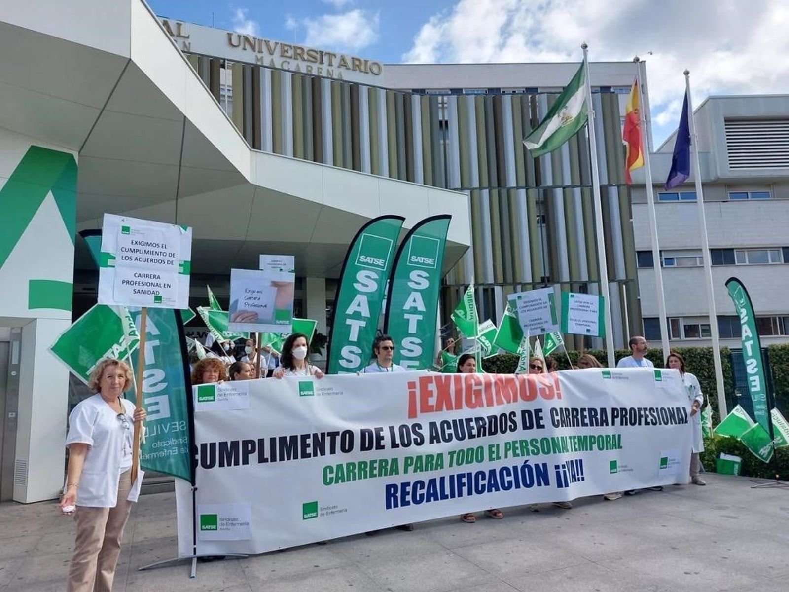 Concentración de profesionales de Enfermería para solicitar el acuerdo de Carrera Profesional.