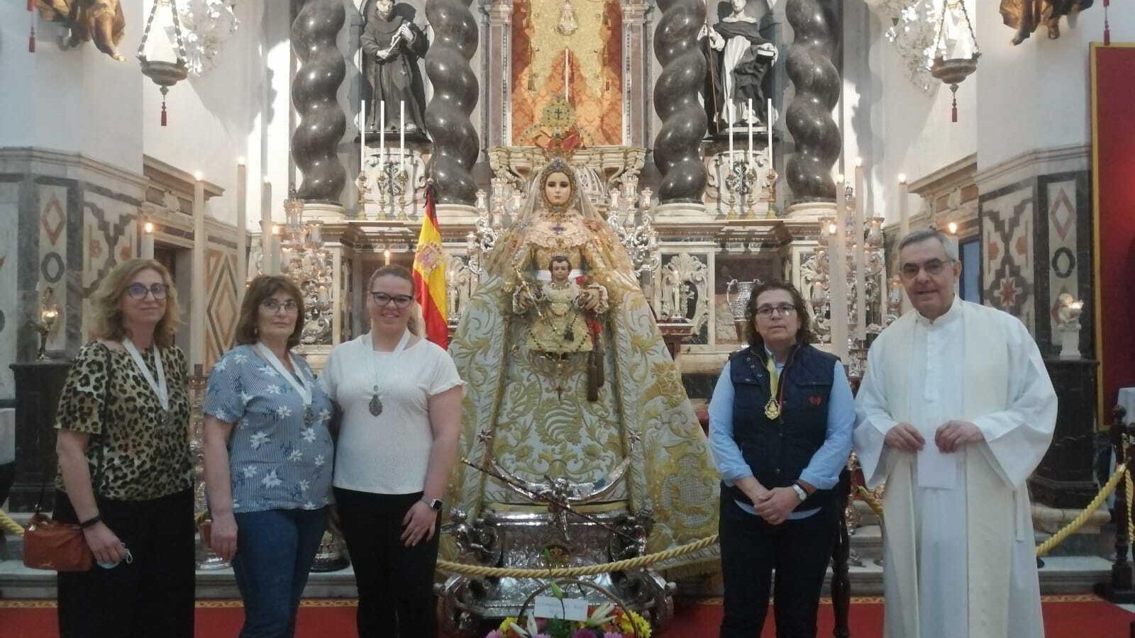 Hermanas del Rocío de Cádiz, a los pies de la Patrona este martes.