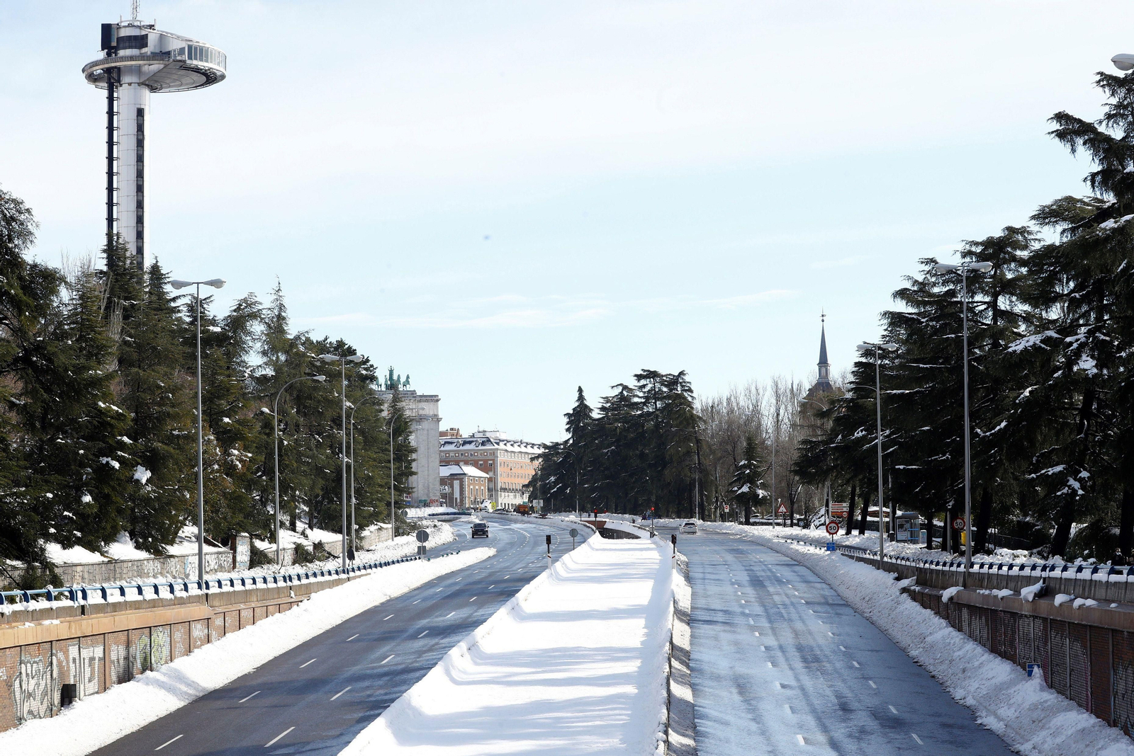 Madrid trata de restablecer la normalidad: el día después en imágenes