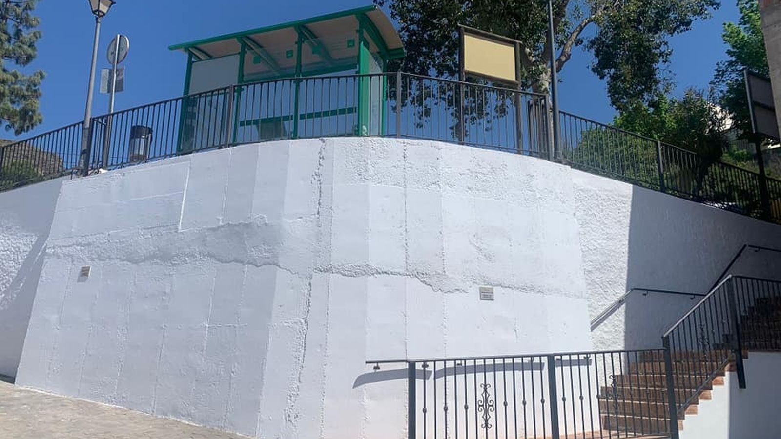Los vecinos se ponen manos a la obra para devolver el color blanco al pueblo