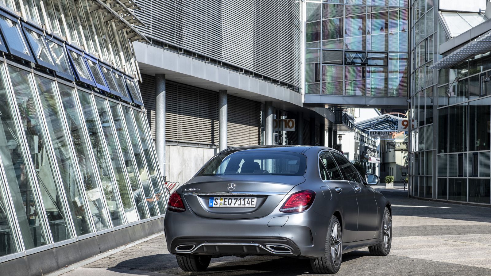El Mercedes C 300 e es un híbrido muy confortable en toda condición de conducción, ya sea moviéndose sólo con el empuje del motor eléctrico, lo que puede hacer durante unos 40 km; o con el de la combinación de éste con el de gasolina.