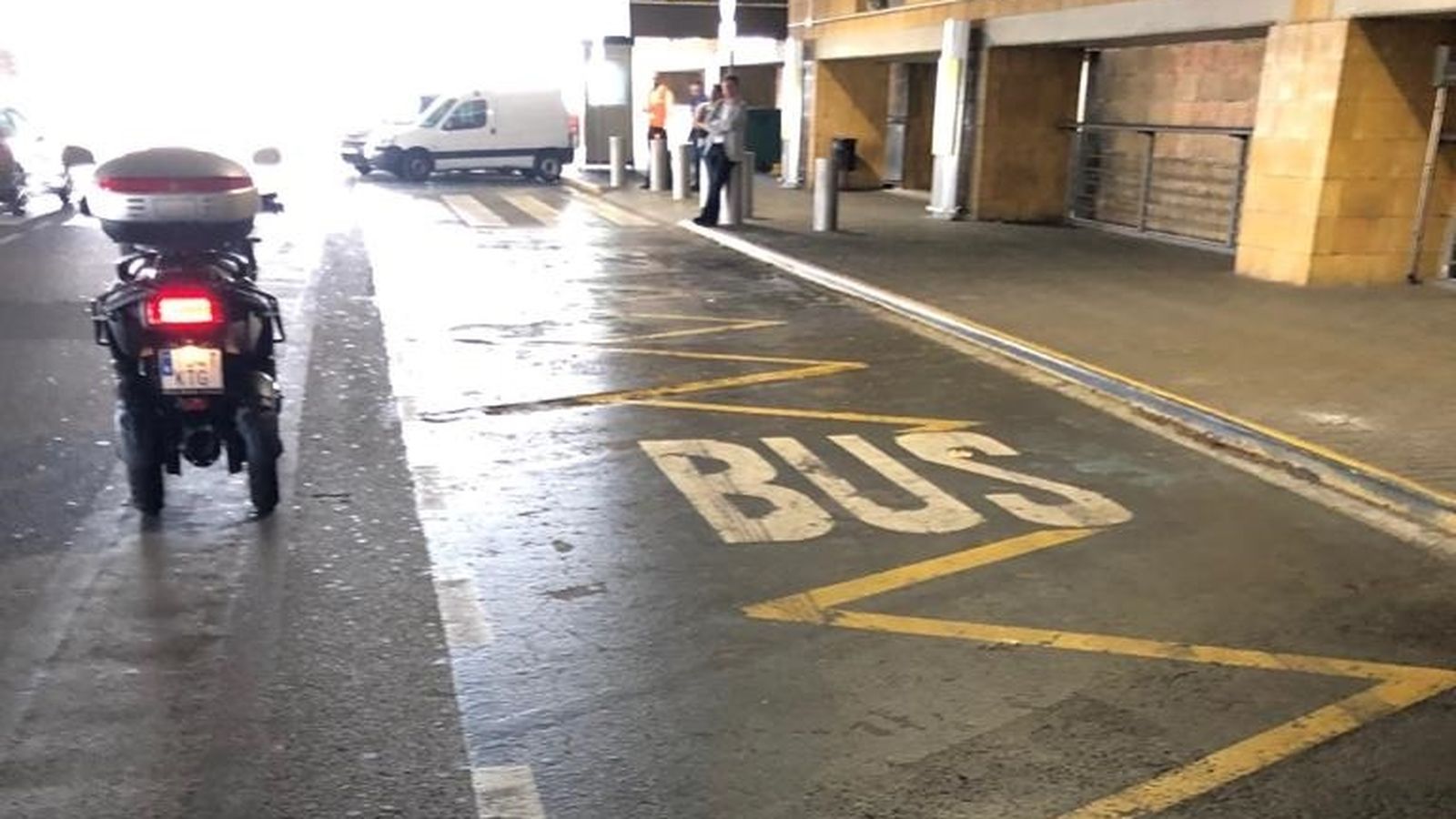 Otra imagen de la ocupación indebida de la parada de autobús en el aeropuerto.