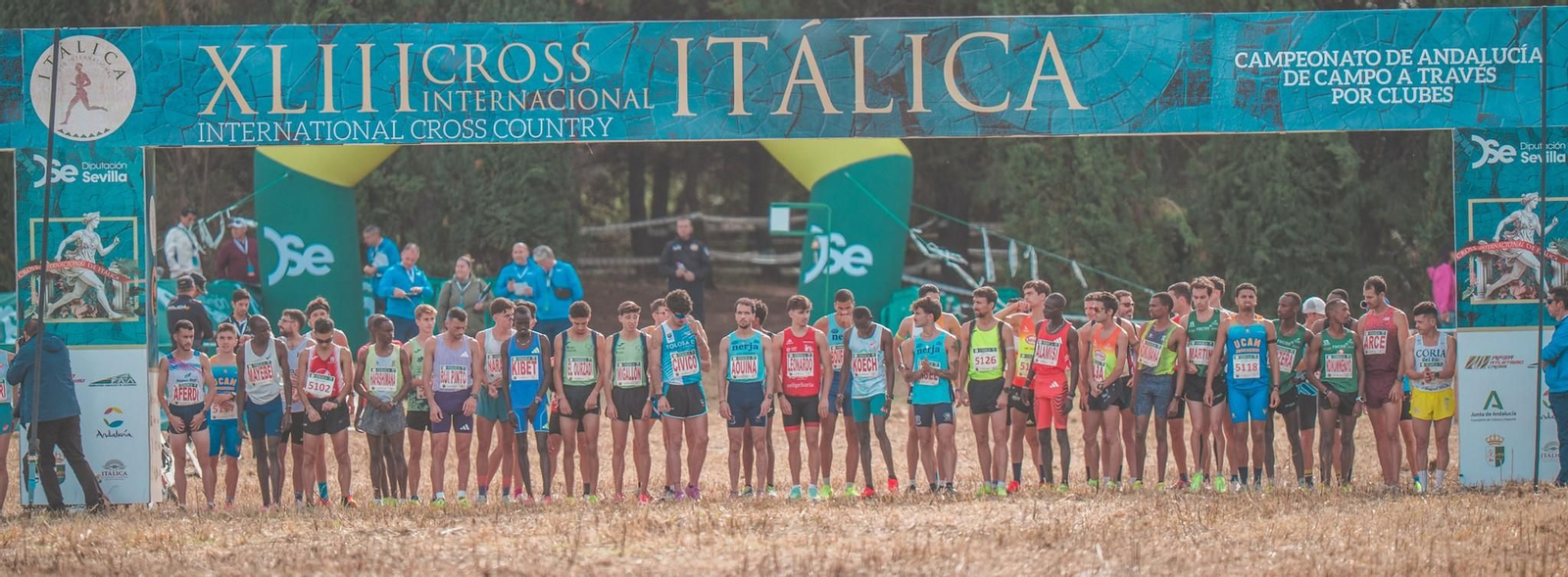 Los atletas de la Carrera Internacional Masculina, dispuestos a tomar la salida.