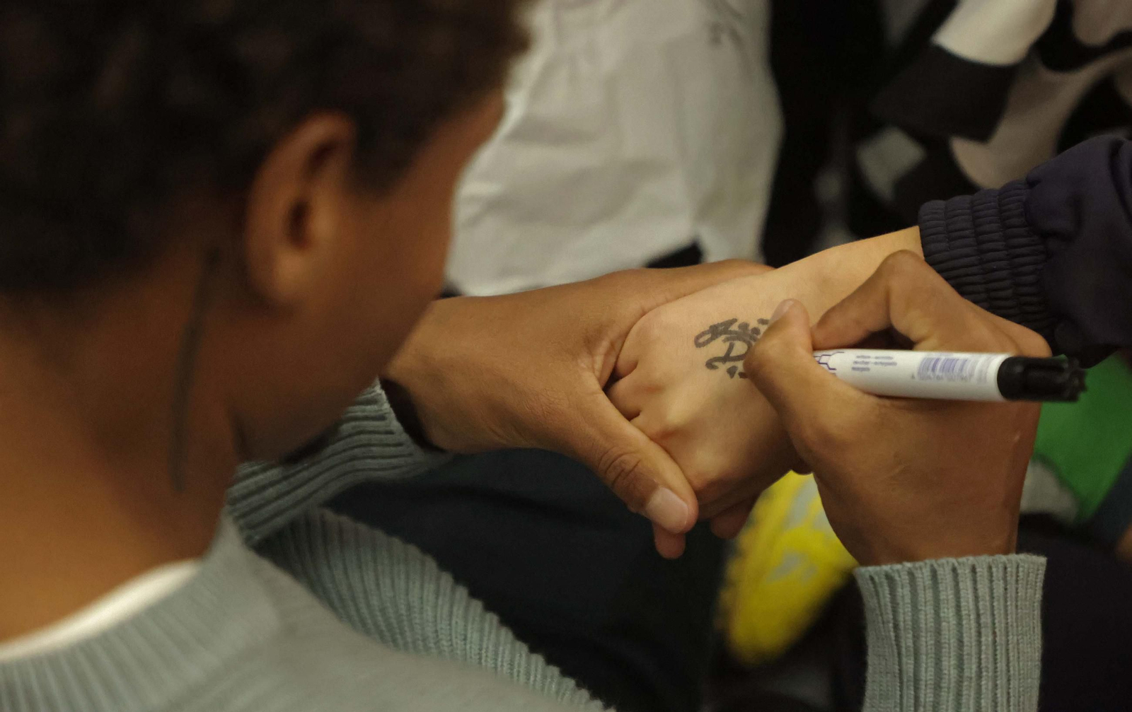 Las fotos de la visita de los jugadores de la Balona al colegio Salesianos de La Línea