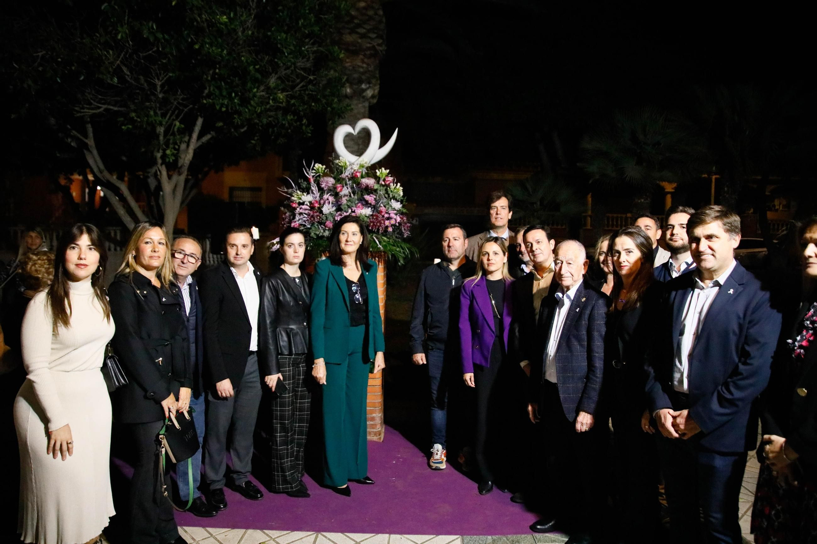 Autoridades, frente al monolito en homenaje a las víctimas por violencia de género.